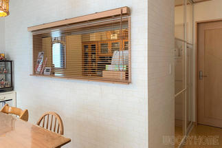 ブラインドを開ければキッチンにいるご家族とのコミニュケーションをとることもできます