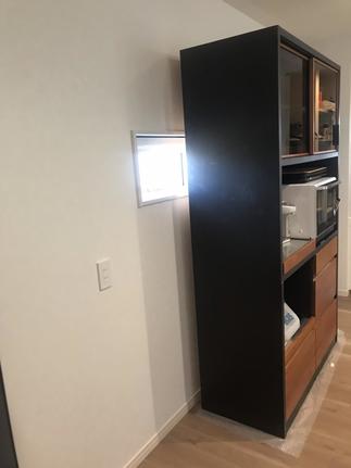 収納家具が窓を塞いでいたキッチン