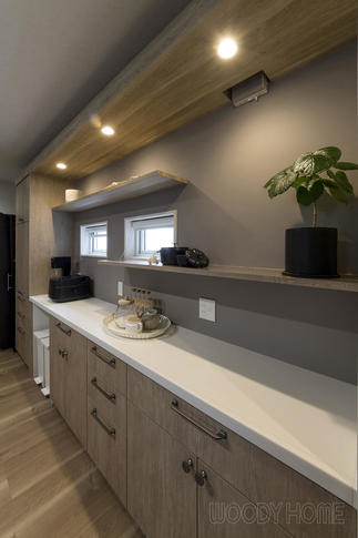 実用性と演出を考えた造作棚