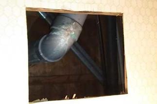 1階の天井に開口を造り2階トイレの水漏れ調査
