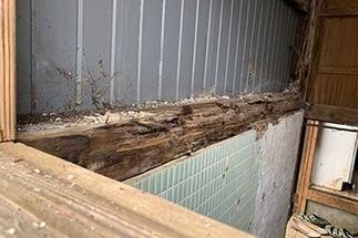 土台などが腐朽し壁はトタン一枚の部分も