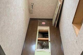 床の一部を解体して配管などを行います