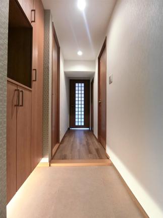 間接照明の優しい光で迎えてくれる玄関