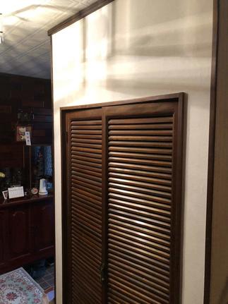 途中経過　扉枠周りの仕上げ　塗装とクロス張替え