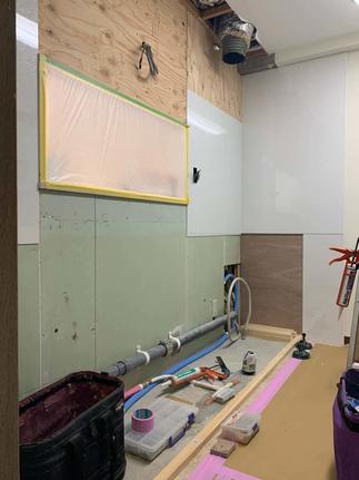 【施工中】キッチンを取り付けるための配管、配線、取り付ける部分の下地を施工していきます。