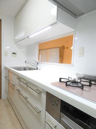 【After】明るく、収納力のある、引き出しも軽くて使いやすいキッチンへ！