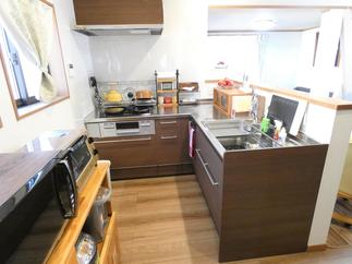 【L型キッチンが少ない動きで調理をサポート】