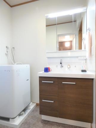 【新たな洗面室と洗面化粧台】