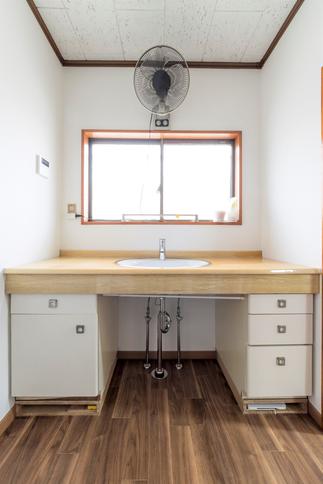 洗面化粧台はそのままで床や壁は綺麗にしていきます