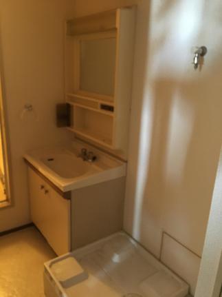 【全体的に暗く、浴室の横に洗濯機置き場がないことに不便を感じていました】