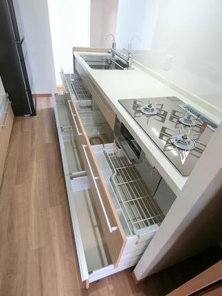 【キッチン本体だけでも大容量の収納！】