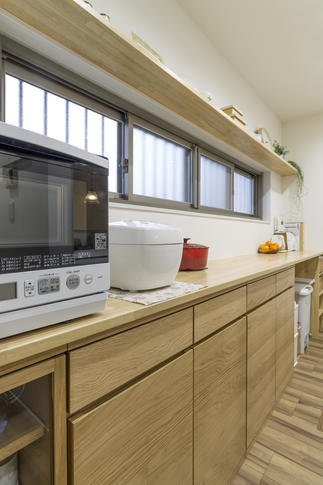 【カウンター収納と飾り棚】