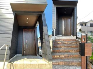 外壁に合わせ木目の玄関ドア