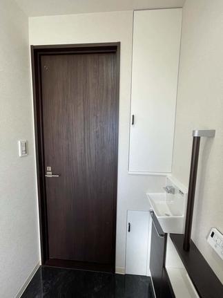 壁の前にも実は収納スペースが？！