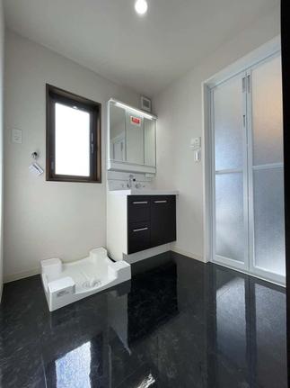 鏡面のタイルが空間の広がりをプラスします！