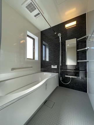 モノトーンでまとめた浴室