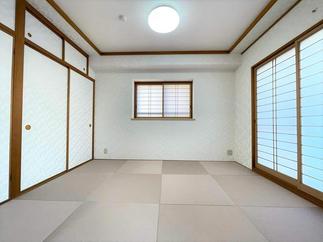 ピンクの畳がモダンな和室空間に！