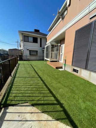 【人工芝にしてメンテの少ないグリーンの素敵な空間へ】