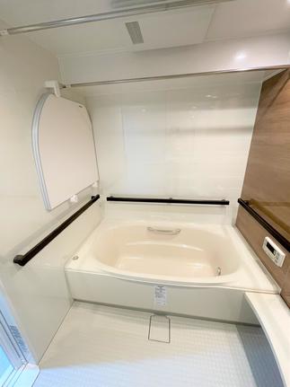 【ぐるり1周手摺りで安心♪お掃除も楽々になった浴槽フタ】