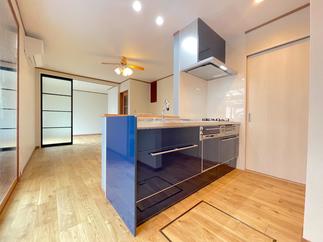 リビングダイニングを見渡せるキッチン