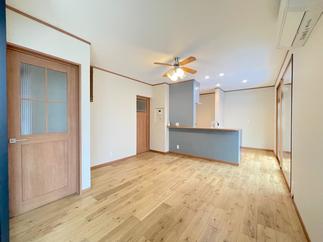 オープンキッチンでカフェ風な色使い