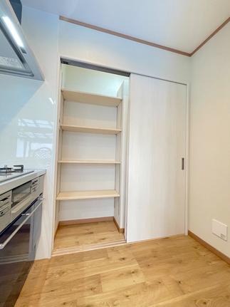 キッチン横にはパントリー