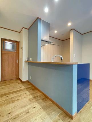 キッチン前のアクセントクロスも素敵♪