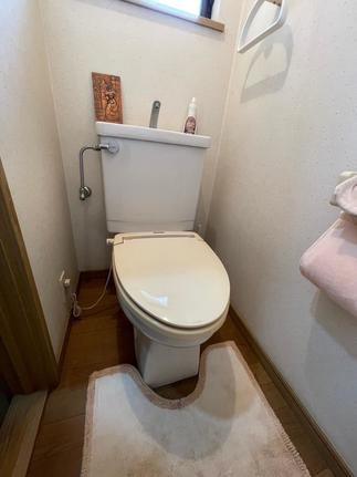Before【2階のトイレもお手入れしやすく】