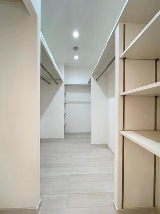 たくさんの衣装も収納できるウォーキングクローゼット