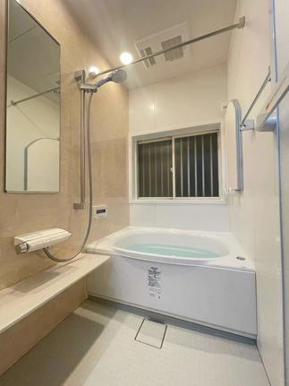 【明るく暖かな浴室空間】