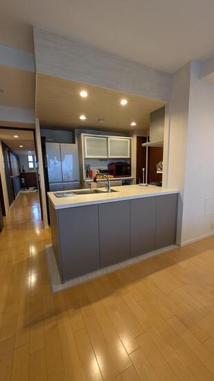 前面の壁を無くし、開放感のあるキッチンへ