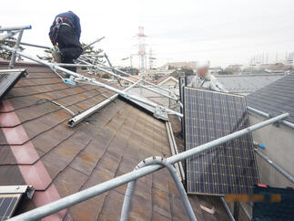 太陽光パネル取外し中