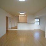 リビング側から見たキッチンです。