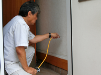 ④玄関部分にも薬剤を注入します。