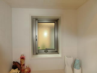 玄関横の小窓です（施工前）