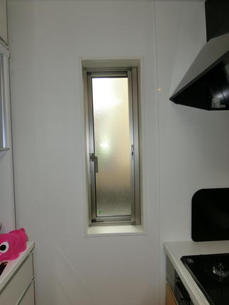 キッチン横の小窓です（施工前）