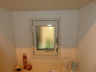 玄関横の小窓です（施工後）