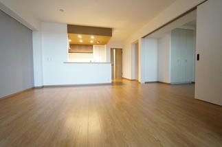 隣室との壁をなくし、可動式の間仕切りで広々と使えるようになったリビング。