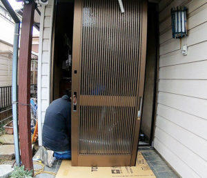 元のドアを外し、枠だけを残します。