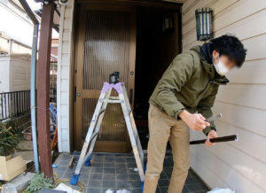 今ある枠の上から新しい枠を取り付けます。