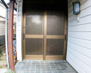 その枠に新しいドアを取りつけます。