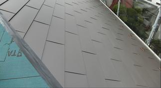 ルーフィングの上からガルバニウム鋼板を貼っていきます！