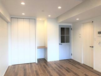 【ラシッサD パレット】  ブルーペイントのリビングドア&クリエアイボリーのクローゼットドア