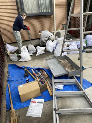 配管の移設の為に・・・掘って掘って。