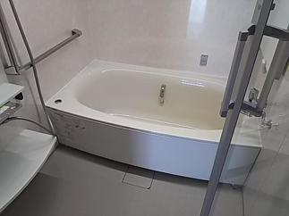 お風呂のドアは強化ｶﾞﾗｽ、ゆったり広々とした浴槽は漬かりながらボタン一つで照明の色合いが変わりリラクゼーション効果抜群