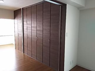 寝室には天井まである大容量のクローゼットを設けました