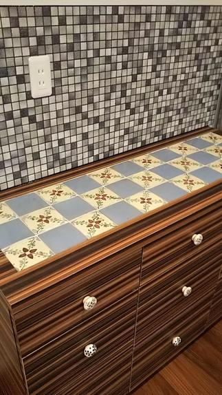 愛着のある食器棚。天板のタイルはそのままに全面を化粧して壁にもタイルです、実は取っ手も再利用。