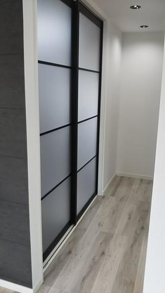 扉を開けると和室です。