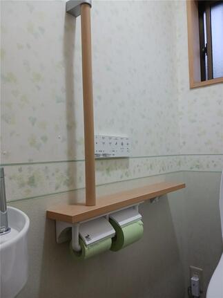 棚付き手摺付き紙巻器