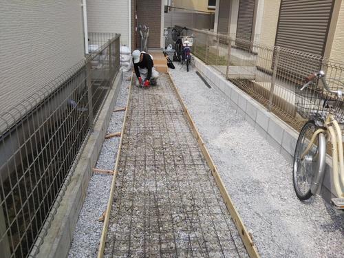 玄関アプローチ作業.JPG